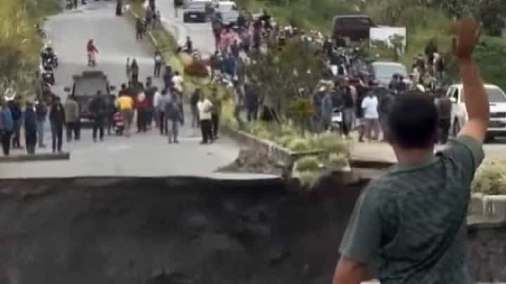 Video: ಇಂಡೋನೇಷ್ಯಾದಲ್ಲಿ ಸುನಾಮಿಗಿಂತ ತೀವ್ರವಾದ ಪ್ರವಾಹ, ನೋಡ ನೋಡುತ್ತಲೇ ಕುಸಿದೇ ಹೋಯ್ತು ರಸ್ತೆ Video: ಇಂಡೋನೇಷ್ಯಾದಲ್ಲಿ ಸುನಾಮಿಗಿಂತ ತೀವ್ರವಾದ ಪ್ರವಾಹ, ನೋಡ ನೋಡುತ್ತಲೇ ಕುಸಿದೇ ಹೋಯ್ತು ರಸ್ತೆ