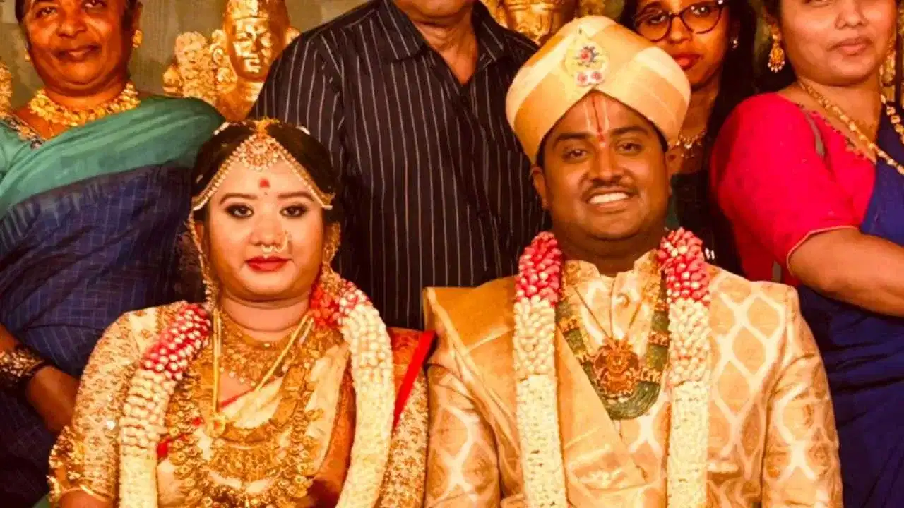 ಅದ್ಧೂರಿ ಮದುವೆ ಬಳಿಕ ಸೂರಜ್ ಮತ್ತು ಗಾನವಿ ಹನಿಮೂನ್ಗಾಗಿ ಶ್ರೀಲಂಕಾಗೆ ತೆರಳಿದ್ದರು.
10 ದಿನದ ಹನಿಮೂನ್ ಪ್ಲಾನ್ ಮಾಡಿಕೊಂಡಿದ್ದ ಜೋಡಿ ಐದನೇ ದಿನಕ್ಕೆ ವಾಪಸ್ ಆಗಿದ್ದರು. ಹನಿಮೂನ್ನಿಂದ ಬರುತ್ತಿದ್ದಂತೆಯೇ ಗಾನವಿ ಆತ್ಮಹತ್ಯೆ ಮಾಡಿಕೊಂಡಿದ್ದರು. ಇದಾದ ಎರಡು ದಿನದ ನಂತರ ಸೂರಜ್ ಸಹ ನೇಣು ಬಿಗಿದುಕೊಂಡು ಆತ್ಮಹತ್ಯೆ ಮಾಡಿಕೊಂಡಿದ್ದು, ಇದೀಗ ಹನಿಮೂನ್ ಅರ್ಧದಲ್ಲಿಯೇ ಪ್ರವಾಸ ಮೊಟಕುಗೊಳಿಸಿ ಬಂದಿದ್ದು ಯಾಕೆ ಎಂಬುದಕ್ಕೆ ಉತ್ತರ ಸಿಕ್ಕಿದೆ.