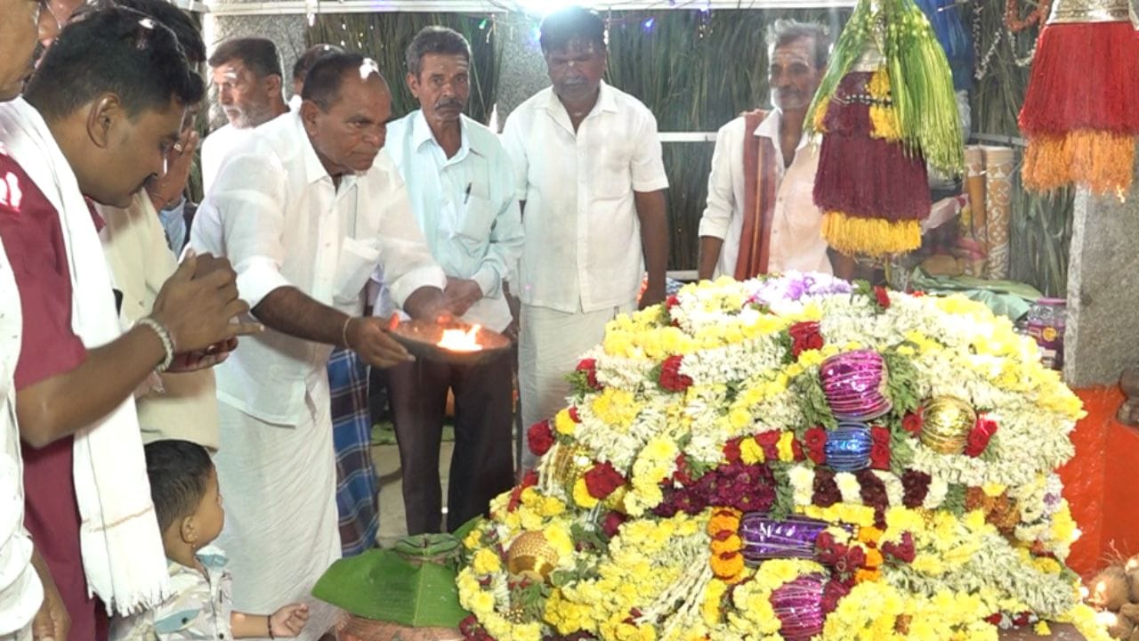 ಕಳೆದ ನಾಲ್ಕು ಶತಮಾನಗಳಿಂದ ಮಹೇಶ್ವರ ಸ್ವಾಮಿ ಪೂಜೆ ಇಲ್ಲಿ ನಡೆಯುತ್ತ ಬಂದಿದೆ. ದೊಡ್ಡ ಮರದ ಕೆಳಗೆ ಸುತ್ತಲು ಭತ್ತದ ಗದ್ದೆಗಳಿರುವ ಪ್ರದೇಶದಲ್ಲಿ ಮಹೇಶ್ವರ ಸ್ವಾಮಿ ನೆಲೆಸಿದ್ದಾರೆ.