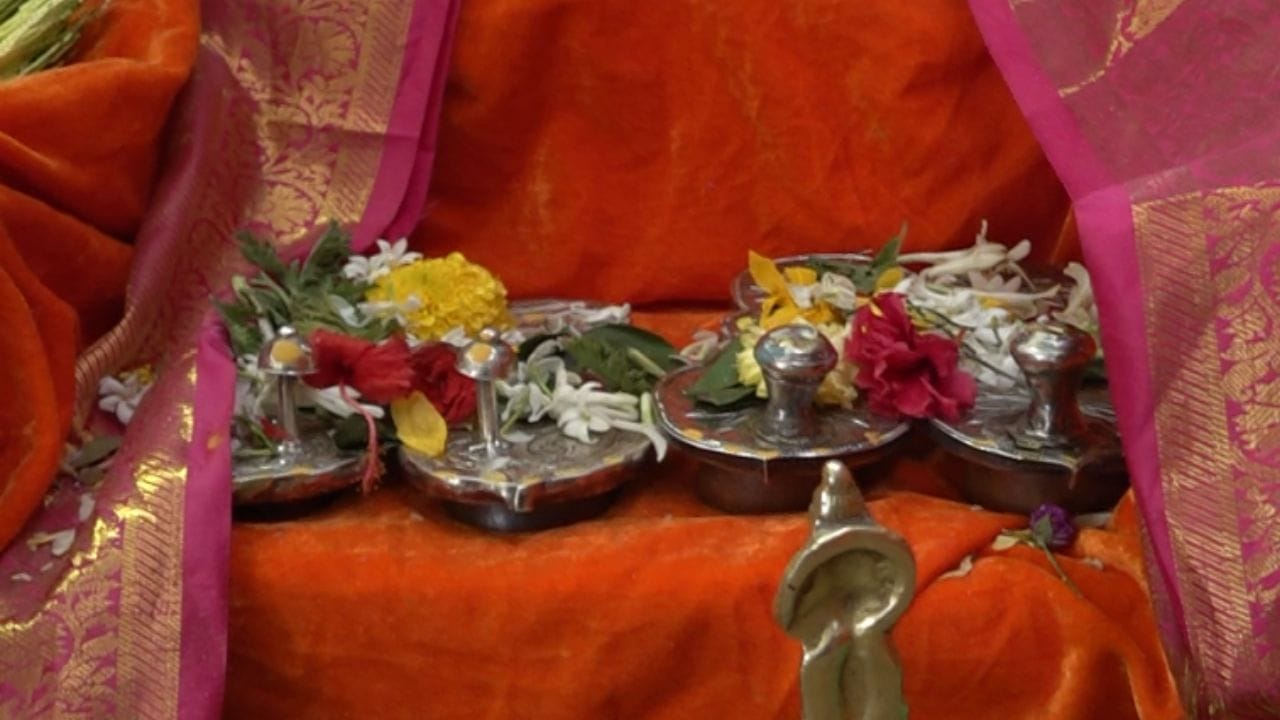 Gandasara Jathre (3)ವರ್ಷಕ್ಕೊಮ್ಮೆ ಮಹೇಶ್ವರ ಸ್ವಾಮೀಯಜಾತ್ರೆ ನಡೆಯುತ್ತದೆ. ಜಾತ್ರೆಯ ಸಮಯದಲ್ಲಿ ಅಥವಾ ಪೂಜೆಯ ಸಮಯದಲ್ಲಿ ಮಹಿಳೆಯರು ಇಲ್ಲಿಗೆ ಬರುವಂತಿಲ್ಲ. ಒಂದು ವೇಳೆ ಬಂದರೆ ಅಪಯಾ ಕಟ್ಟಿಟ ಬುತ್ತಿ.