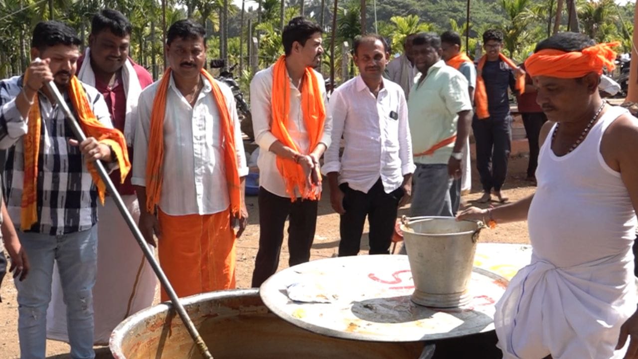 ಮಹೇಶ್ವರಸ್ವಾಮಿ ಗದ್ದುಗೆ ಸಮೀಪದಲ್ಲಿ ಆನೆಕೊಂಡ ಬಸವೇಶ್ವರಸ್ವಾಮಿ, ಗುರುಸಿದ್ಧೇಶ್ವರಸ್ವಾಮಿ ಹಾಗೂ ಹಾಲಸ್ವಾಮಿ ದೇವರುಗಳ ಭೇಟಿಯಾಗುತ್ತದೆ. ಈ ಗದ್ದುಗೆಯ ಮೇಲೆ ಬಾಳೆಹಣ್ಣಿನ ಸಿಪ್ಪೆಗಳನ್ನು ಎಸೆಯುತ್ತಾರೆ.