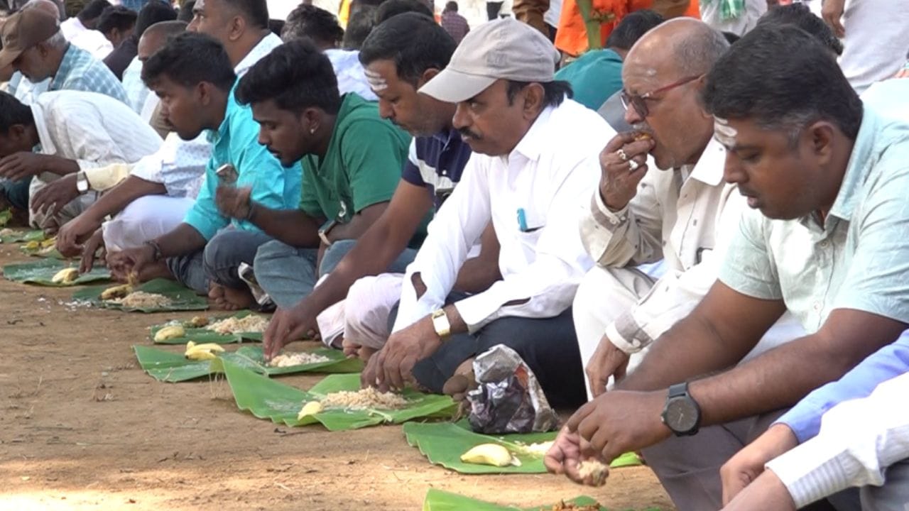 ಪೂಜಾರಿ ಪುಷ್ಕರಣಿಯಲ್ಲಿ ಈ ಬಾಳೆಹಣ್ಣಿನ ಸಿಪ್ಪೆ ವಿಸರ್ಜಿಸ್ತಾರೆ. ಈ ಸಿಪ್ಪೆಗಳು ತೇಲಿದ್ರೆ ಗ್ರಾಮಕ್ಕೆ ಒಳಿತು, ಮುಳುಗಿದ್ರೆ ಆಪತ್ತು ಎಂಬ ನಂಬಿಕೆ ಇಲ್ಲಿದೆ. ಜತೆಗೆ ಇಲ್ಲಿ ಅನ್ನದಾನ ಸೇವೆ ಕೂಡ ಇರುತ್ತದೆ.