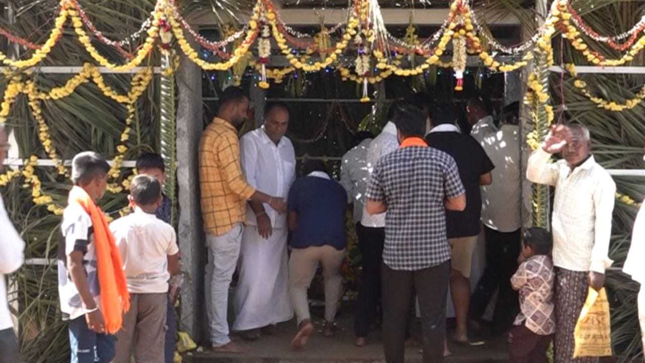 ದಾವಣಗೆರೆ ನಗರದ ಹೊರವಲಯ ಬಸಾಪುರದಲ್ಲಿ ಮಹೇಶ್ವರಸ್ವಾಮಿ ಜಾತ್ರೆ ಶುರುವಾಗಿದೆ. ಸಾವಿರಾರೂ ಭಕ್ತ ಜಾತ್ರೆ ಬರುತ್ತಾರೆ. ಆದರೆ ಇಲ್ಲೊಂದು ವಿಶೇಷವಿದೆ. ಜಾತ್ರೆಗೆ ಪುರುಷರಿಗೆ ಮಾತ್ರ ಅವಕಾಶ ನೀಡಲಾಗಿದೆ. ಮಹಿಳೆಯರು ಈ ಜಾತ್ರೆಗೆ ಬರುವಂತಿಲ್ಲ.