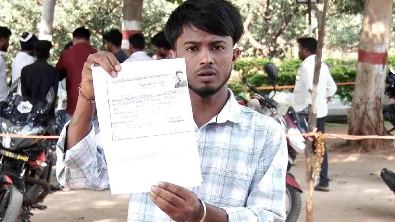 ವಾರದ ಹಿಂದಷ್ಟೇ ಮದ್ವೆಯಾಗಿದ್ದ ಜೋಡಿಯನ್ನು ಅಗಲಿಸಿದ ಜಾತಿ: ಹೆಂಡ್ತಿಬೇಕೆಂದು ಎಸ್ಪಿ ಮೊರೆ ಹೋದ ಯುವಕ ವಾರದ ಹಿಂದಷ್ಟೇ ಮದ್ವೆಯಾಗಿದ್ದ ಜೋಡಿಯನ್ನು ಅಗಲಿಸಿದ ಜಾತಿ: ಹೆಂಡ್ತಿಬೇಕೆಂದು ಎಸ್ಪಿ ಮೊರೆ ಹೋದ ಯುವಕ