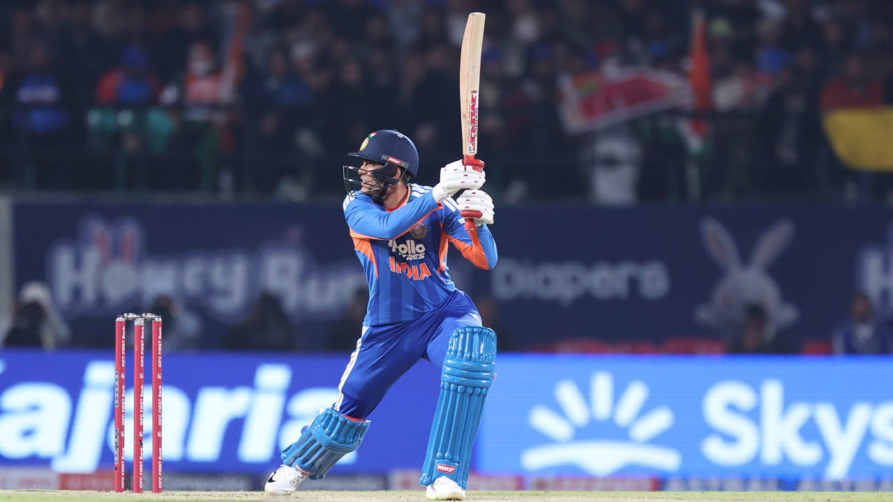 ಶುಭ್​ಮನ್ ಗಿಲ್ ಸರಣಿಯಿಂದ ಹೊರಬೀಳಲು ಕಾರಣ ಏನು ಎಂಬುದರ ಬಗ್ಗೆ ಬಿಸಿಸಿಐ ಇದುವರೆಗೆ ಯಾವುದೇ ಅಧಿಕೃತ ಮಾಹಿತಿ ನೀಡಲಾಗಿಲ್ಲ. ಆದಾಗ್ಯೂ ನಾಲ್ಕನೇ ಟಿ20 ಪಂದ್ಯ ನಡೆಯುವ ಹಿಂದಿನ ದಿನದ ಅಭ್ಯಾಸದ ವೇಳೆ ಶುಭ್​ಮನ್ ಗಿಲ್ ಗಾಯಕ್ಕೆ ತುತ್ತಾಗಿದ್ದು, ಈ ಕಾರಣದಿಂದಾಗಿ ಅವರು ಹೊರಗುಳಿದಿದ್ದಾರೆ. ಆದಾಗ್ಯೂ ಅವರ ಬದಲಿಯಾಗಿ ಇದುವರೆಗೂ ಯಾರನ್ನೂ ತಂಡಕ್ಕೆ ಸೇರಿಸಿಕೊಂಡಿಲ್ಲ.