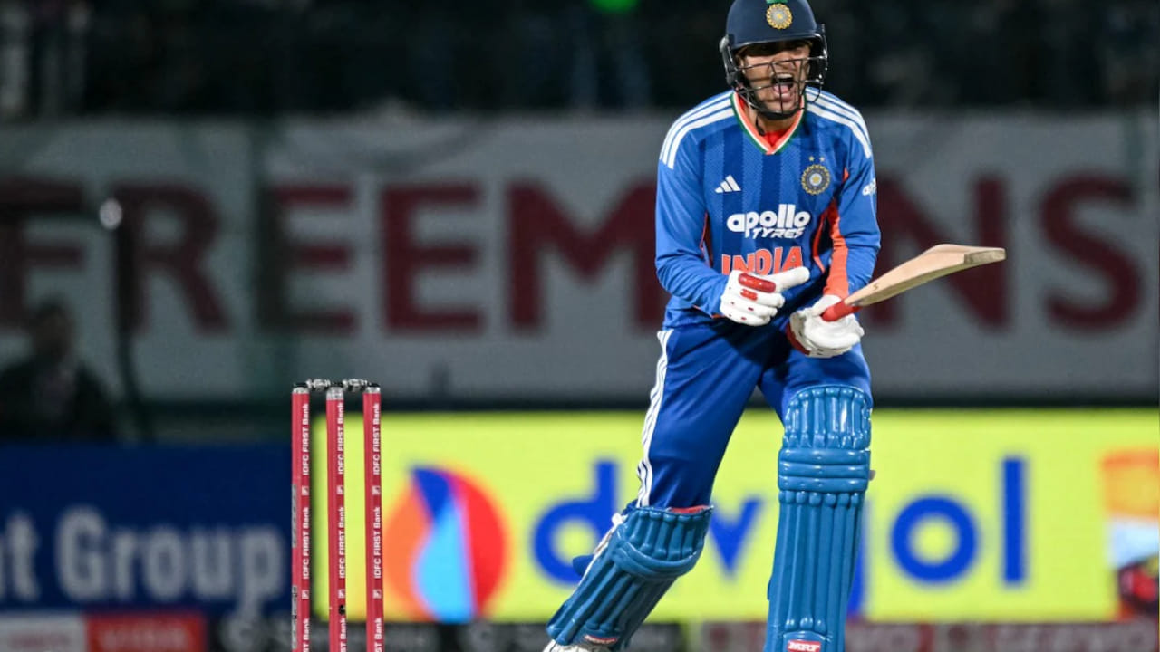 ಪಿಟಿಐ ವರದಿಯ ಪ್ರಕಾರ, ಶುಭ್​ಮನ್ ಗಿಲ್ ಕಾಲಿನ ಗಾಯದಿಂದಾಗಿ ಟಿ20 ಸರಣಿಯಿಂದ ಹೊರಬಿದ್ದಿದ್ದಾರೆ. ತಂಡದ ಆಪ್ತ ಮೂಲಗಳು ಪಿಟಿಐಗೆ ತಿಳಿಸಿರುವ ಪ್ರಕಾರ, ಭಾರತದ ಉಪನಾಯಕ ಶುಭಮನ್ ಗಿಲ್ ಕಾಲಿನ ಗಾಯದಿಂದಾಗಿ ದಕ್ಷಿಣ ಆಫ್ರಿಕಾ ವಿರುದ್ಧದ ಕೊನೆಯ ಎರಡು ಟಿ20 ಪಂದ್ಯಗಳಿಂದ ಹೊರಗುಳಿದಿದ್ದಾರೆ ಎಂದು ವರದಿಯಾಗಿದೆ.