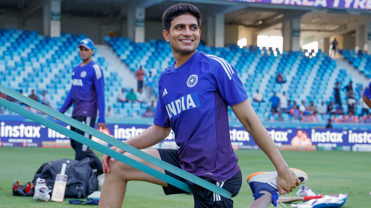 ಇದೀಗ ಬೆಂಗಳೂರಿನಲ್ಲಿ ಸೆಂಟರ್ ಆಫ್ ಎಕ್ಸಲೆನ್ಸ್, ಟೀಂ ಇಂಡಿಯಾದ ಮ್ಯಾನೇಜ್​ಮೆಂಟ್​ಗೆ ಕಳುಹಿಸಿದ ಪತ್ರದಲ್ಲಿ, ಶುಭಮನ್ ಗಿಲ್ ತಮ್ಮ ಪುನರ್ವಸತಿಯನ್ನು ಯಶಸ್ವಿಯಾಗಿ ಪೂರ್ಣಗೊಳಿಸಿದ್ದಾರೆ. ಅವರು ಅಗತ್ಯವಿರುವ ಮಾನದಂಡಗಳನ್ನು ಪೂರೈಸಿದ್ದಾರೆ. ಹೀಗಾಗಿ ಅವರು ಆಟದ ಎಲ್ಲಾ ಸ್ವರೂಪಗಳನ್ನು ಆಡಲು ಫಿಟ್ ಆಗಿದ್ದಾರೆ ಎಂದು ತಿಳಿಸಿದೆ.