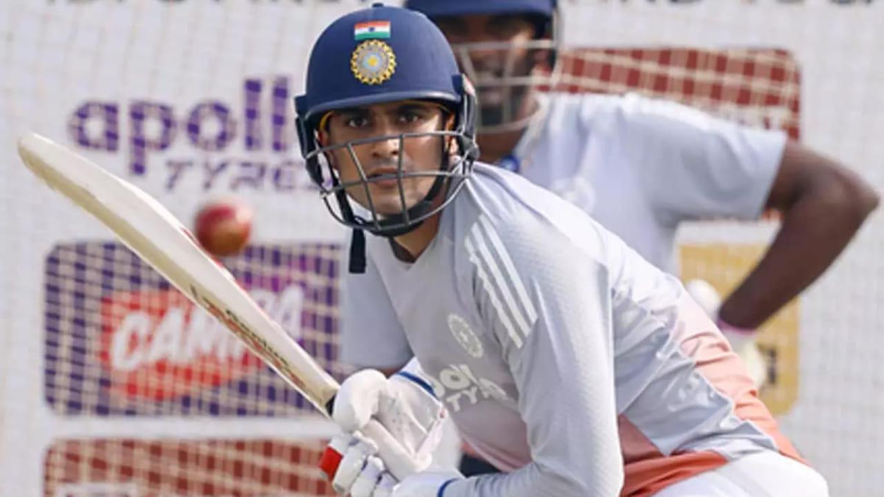 ಶುಭ್​ಮನ್ ಗಿಲ್ 2016-17ರ ವಿಜಯ್ ಹಜಾರೆ ಟ್ರೋಫಿಯಲ್ಲಿ ಪಂಜಾಬ್ ಪರ ಪಾದಾರ್ಪಣೆ ಮಾಡಿದರು. ಫೆಬ್ರವರಿ 25, 2017 ರಂದು, ಅವರು ವಿದರ್ಭ ವಿರುದ್ಧ ತಮ್ಮ ಮೊದಲ ಪಂದ್ಯವನ್ನು ಆಡಿದ್ದರು. ನಂತರ ಅವರು ಅಸ್ಸಾಂ ವಿರುದ್ಧದ ಎರಡನೇ ಪಂದ್ಯದಲ್ಲಿ ತಮ್ಮ ಮೊದಲ ಲಿಸ್ಟ್ ಎ ಶತಕವನ್ನು ಸಿಡಿಸಿದ್ದರು. ಇದುವರೆಗೆ ಆಡಿರುವ ಎರಡು ವಿಜಯ್ ಹಜಾರೆ ಟ್ರೋಫಿ ಪಂದ್ಯಗಳಲ್ಲಿ ಗಿಲ್ 132 ರನ್ ಗಳಿಸಿದ್ದಾರೆ.