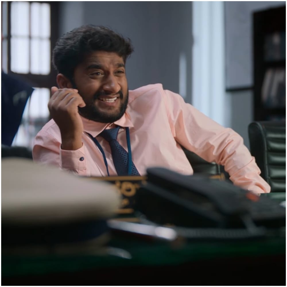 ಬಿಗ್ ಬಾಸ್ನಲ್ಲಿರೋ ಗಿಲ್ಲಿ ನಟ ಕೂಡ ‘ಡೆವಿಲ್’ ಸಿನಿಮಾದಲ್ಲಿ ನಟಿಸಿದ್ದಾರೆ. ಈ ಚಿತ್ರದ ಲುಕ್ನ ಈ ಮೊದಲು ಬಿಡುಗಡೆ ಮಾಡಲಾಗಿತ್ತು. ಈಗ ಟ್ರೇಲರ್ನಲ್ಲಿ ಅವರ ಪಾತ್ರದ ಝಲಕ್ನ ತೋರಿಸಲಾಗಿದೆ. ಅವರ ಗೆಟಪ್ ನೋಡಿ ಫ್ಯಾನ್ಸ್ ಖುಷಿಪಟ್ಟಿದ್ದಾರೆ.