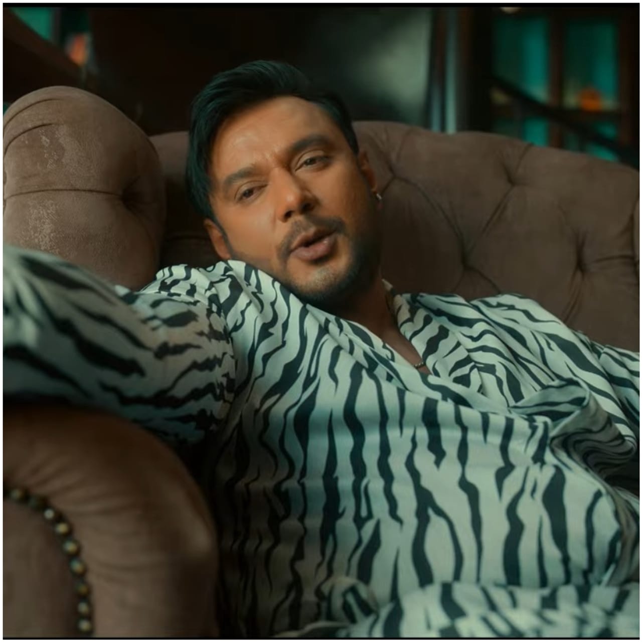 ಮಿಲನ ಪ್ರಕಾಶ್ ನಿರ್ದೇಶನ, ದರ್ಶನ್ ನಟನೆಯ ‘ಡೆವಿಲ್’ ಸಿನಿಮಾದ ಟ್ರೇಲರ್ ರಿಲೀಸ್ ಆಗಿ ಮೆಚ್ಚುಗೆ ಪಡೆದಿದೆ. ಈ ಟ್ರೇಲರ್ ಅಲ್ಲಿ ದರ್ಶನ್ ಅವರು ಮಾಸ್ ಅವತಾರದಲ್ಲಿ ಕಾಣಿಸಿಕೊಂಡಿದ್ದಾರೆ. ಅವರ ಪಾತ್ರ ಗಮನ ಸಳೆಯುವ ರೀತಿಯಲ್ಲಿ ಇದೆ.