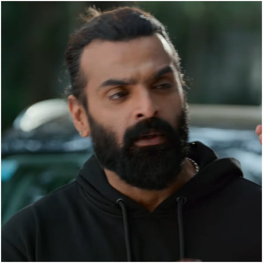 ದರ್ಶನ್ ಜೈಲಿನಲ್ಲಿ ಇರುವಾಗಲೇ ‘ಡೆವಿಲ್’ ಸಿನಿಮಾ ತೆರೆಗೆ ಬರುತ್ತಿದೆ. ಅಭಿಮಾನಿಗಳು ಹಾಗೂ ಕುಟುಂಬದವರು ಚಿತ್ರದ ಪ್ರಚಾರದ ಜವಾಬ್ದಾರಿ ವಹಿಸಿಕೊಂಡಿದ್ದಾರೆ. ಎಲ್ಲರೂ ಪ್ಯಾನ್ ಇಂಡಿಯಾ ಹಿಂದೆ ಓಡುತ್ತಿರುವಾಗ ‘ಡೆವಿಲ್’ ಕನ್ನಡದಲ್ಲಿ ಮಾತ್ರ ರಿಲೀಸ್ ಆಗುತ್ತಿದೆ.