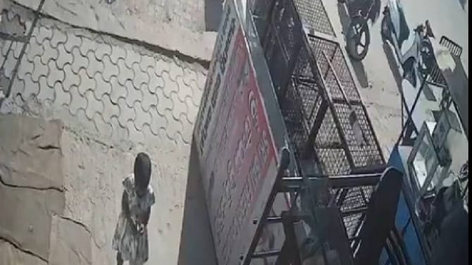 Video: ನಿಯಂತ್ರಣ ತಪ್ಪಿ ಮಗುವಿನ ಮೇಲೆ ಪಲ್ಟಿ ಹೊಡೆದ ಟ್ರಕ್