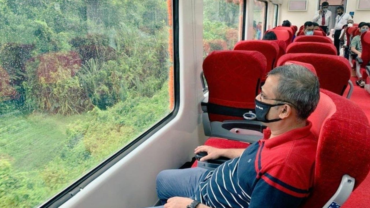 Gommateshwara Express Vistadome (2)