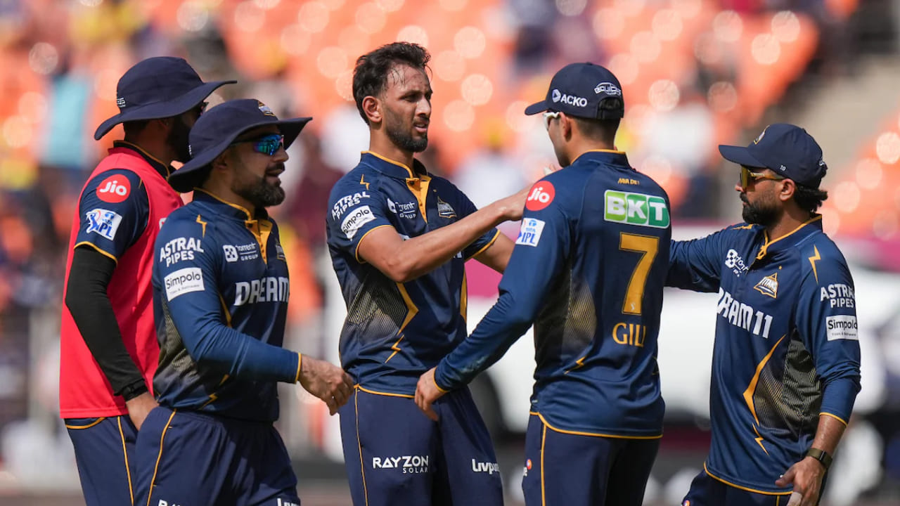 ಗುಜರಾತ್ ಟೈಟಾನ್ಸ್: ಶುಭಮನ್ ಗಿಲ್ (ನಾಯಕ), ಸಾಯಿ ಸುದರ್ಶನ್, ಕುಮಾರ್ ಕುಶಾಗ್ರಾ, ಅನುಜ್ ರಾವತ್, ಜೋಸ್ ಬಟ್ಲರ್, ನಿಶಾಂತ್ ಸಿಂಧು, ವಾಷಿಂಗ್ಟನ್ ಸುಂದರ್, ಗ್ಲೆನ್ ಫಿಲಿಪ್ಸ್, ಅರ್ಷದ್ ಖಾನ್, ಶಾರುಖ್ ಖಾನ್, ರಾಹುಲ್ ತೆವಾಟಿಯಾ, ಕಾಗಿಸೊ ರಬಾಡ, ಮೊಹಮ್ಮದ್ ಸಿರಾಜ್, ಪ್ರಸಿದ್ಧ್ ಕೃಷ್ಣ, ಇಶಾಂತ್ ಶರ್ಮಾ, ಗುರ್ನೂರ್ ಸಿಂಗ್ ಬ್ರಾರ್, ರಶೀದ್ ಖಾನ್, ಮಾನವ್ ಸುತಾರ್, ಸಾಯಿ ಕಿಶೋರ್, ಜಯಂತ್ ಯಾದವ್, ಅಶೋಕ್ ಶರ್ಮಾ, ಜೇಸನ್ ಹೋಲ್ಡರ್, ಟಾಮ್ ಬ್ಯಾಂಟನ್, ಪೃಥ್ವಿ ರಾಜ್ ಯಾರ್ರಾ, ಲ್ಯೂಕ್ ವುಡ್.