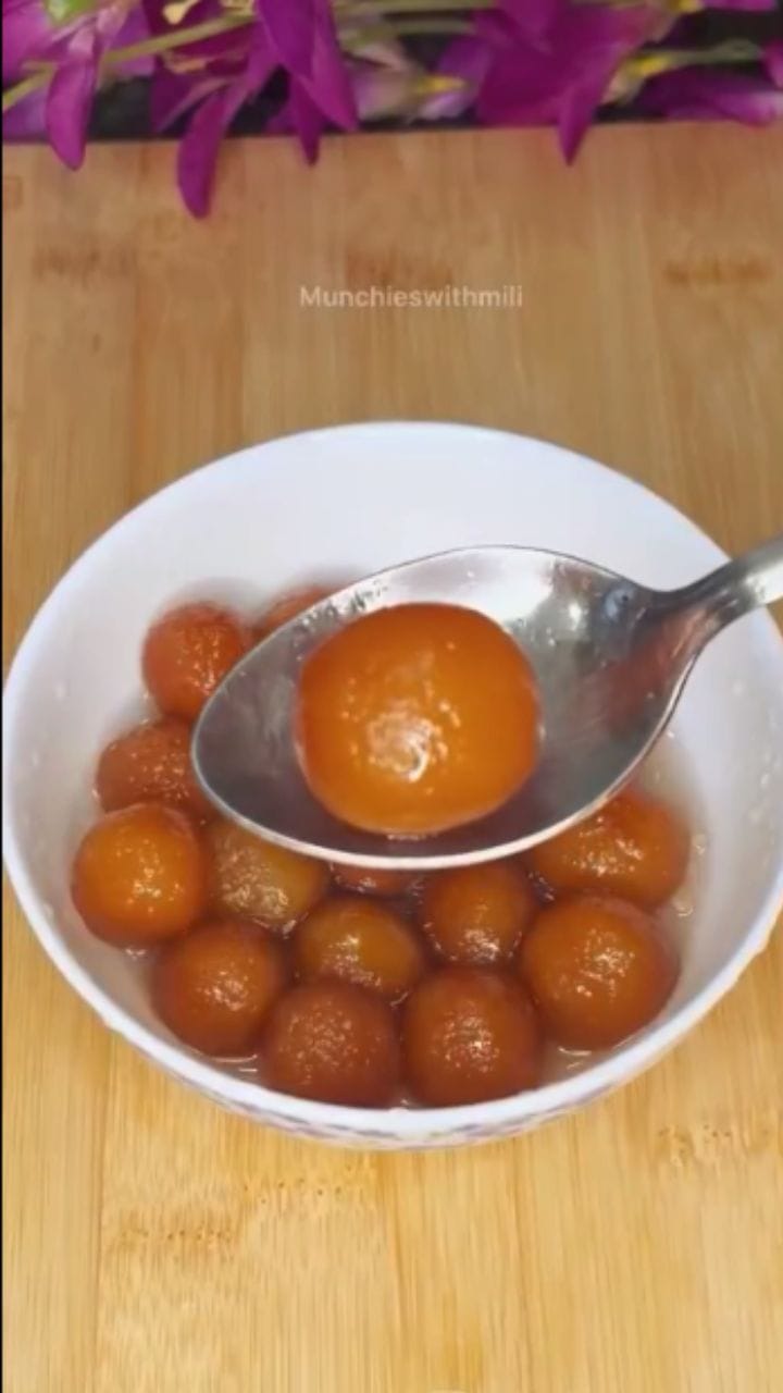 ಬ್ರೆಡ್ ಬಳಸಿ ಈ ರೀತಿ ಸುಲಭವಾಗಿ ಗುಲಾಬ್ ಜಾಮೂನ್ ಮಾಡಿ ನೋಡಿ