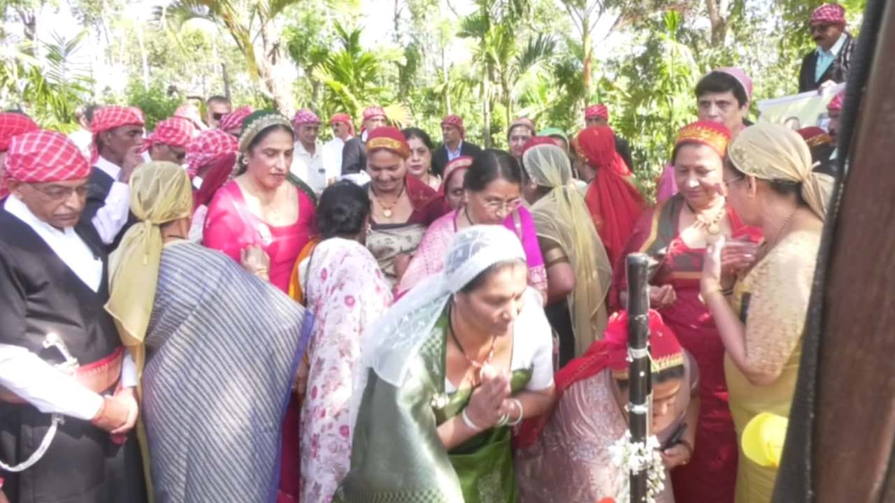 ಕೊಡಗು ಜಿಲ್ಲೆಯ ಮೂಲನಿವಾಸಿಗಳು ಪ್ರಕೃತಿಯ ಆರಾಧಕರು. ಇವರ ಹಬ್ಬ-ಹರಿದಿನಗಳು ಪ್ರಕೃತಿಯೊಂದಿಗೆ ನಂಟು ಹೊಂದಿರುತ್ತವೆ. ವಾರದ ಹಿಂದಷ್ಟೇ ಹುತ್ತರಿ ಹಬ್ಬ ಕೂಡ ನೆರವೇರಿತ್ತು. ಇದರ ಬೆನ್ನಲ್ಲೇ ಇದೀಗ ಬಂದೂಕು ಪೂಜಿಸುವ ಮೂಲಕ ಹಬ್ಬ ಆಚರಿಸುತ್ತಾರೆ.