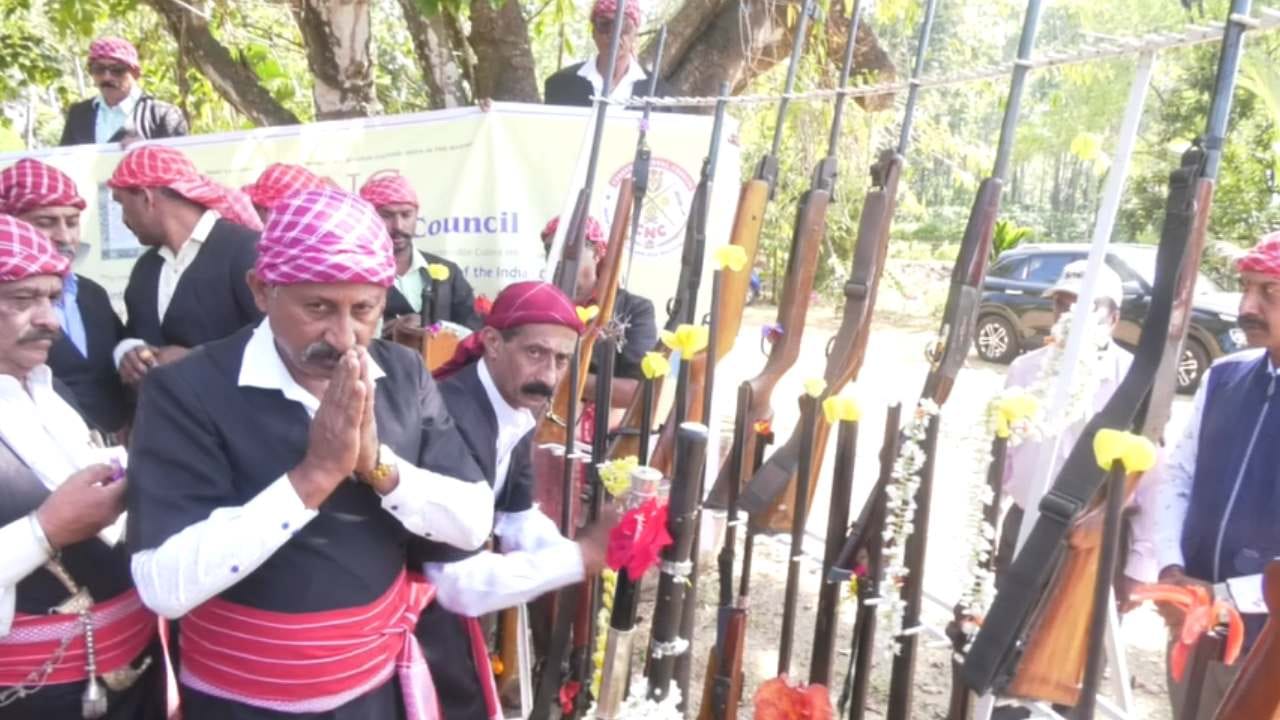 ಕಾಫಿ ಕಣಿವೆ, ಹಾಕಿ ತವರು, ಮಂಜಿನ ನಗರಿ ಎಂದೆಲ್ಲಾ ಫೇಮಸ್ ಆಗಿರುವ ಕೊಡಗು ಜಿಲ್ಲೆಯ ಮತ್ತೊಂದು ಹೆಗ್ಗಳಿಕೆ ಅಂದರೆ ಕೋವಿ ಹಬ್ಬ. ಈ ದಕ್ಷಿಣದ ಕಾಶ್ಮೀರದ ಮೂಲನಿವಾಸಿಗಳು ಕೋವಿ ಪ್ರಿಯರು. ಹಾಗಾಗಿ ಇಲ್ಲಿ ಪ್ರತಿ ವರ್ಷ ಕೋವಿ ಹಬ್ಬ ಮಾಡಲಾಗುತ್ತದೆ. ಆ ಹಬ್ಬದ ಒಂದು ಝಲಕ್ ಇಲ್ಲಿದೆ ನೋಡಿ.