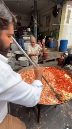 ಇಲ್ಲಿ ಕ್ಯಾರೆಟ್​ ಹಲ್ವಾ ಹೇಗೆ ತಯಾರಾಗುತ್ತೆ ನೋಡಿ