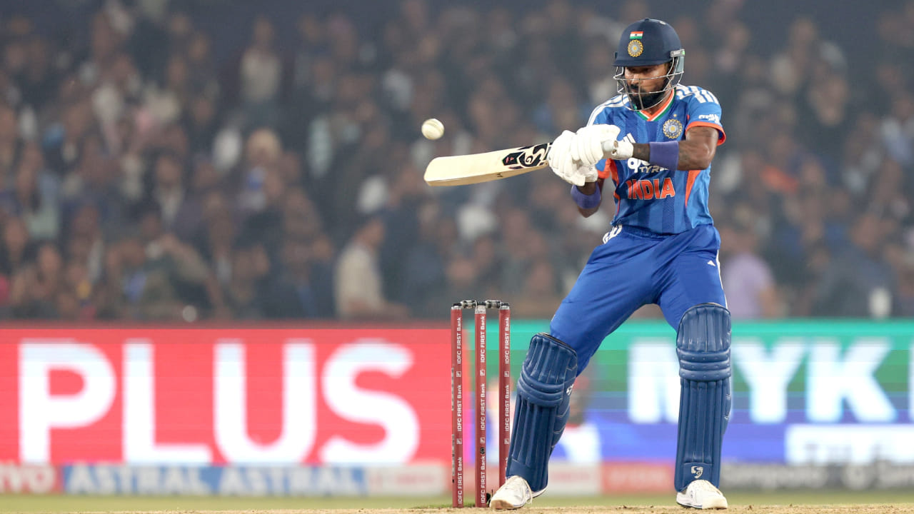 ದಕ್ಷಿಣ ಆಫ್ರಿಕಾ ವಿರುದ್ಧದ ಎರಡನೇ ಟಿ20 ಪಂದ್ಯದಲ್ಲಿ ಹಾರ್ದಿಕ್ ಪಾಂಡ್ಯ ಸೃಷ್ಟಿಸಲಿರುವ ಇತಿಹಾಸವನ್ನು ಬೇರೆ ಯಾರೂ ಮಾಡಿಲ್ಲ ಎಂದಲ್ಲ . ಅವರಿಗಿಂತ ಮೊದಲು ಮೂರು ಅಥವಾ ನಾಲ್ಕು ಆಟಗಾರರು ಟಿ20ಯಲ್ಲಿ ಆ ಸಾಧನೆ ಮಾಡಿದ್ದಾರೆ. ಆದರೆ ಈಗ ಹಾರ್ದಿಕ್ ಪಾಂಡ್ಯ ಆ ಪಟ್ಟಿಗೆ ಸೇರಿದಾಗ, ಅವರು ಇತರರಿಗಿಂತ ಸ್ವಲ್ಪ ಭಿನ್ನವಾಗಿರುತ್ತಾರೆ.