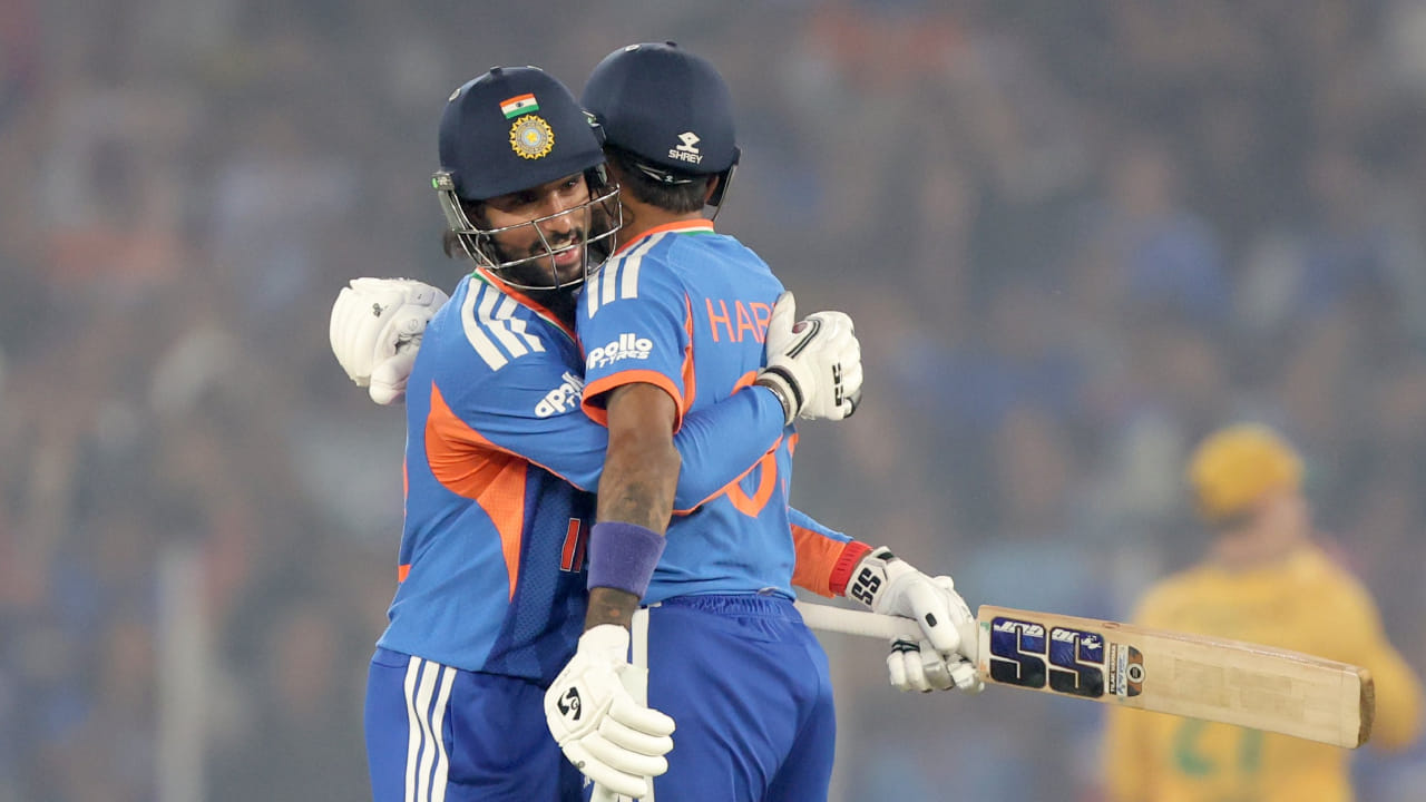 ಹಾರ್ದಿಕ್ ಜೊತೆಗೆ ತಿಲಕ್ ವರ್ಮಾ ಕೂಡ 73 ರನ್​ಗಳ ಇನ್ನಿಂಗ್ಸ್ ಆಡಿದರು. ಆರಂಭಿಕ ಸಂಜು 37 ರನ್​ ಬಾರಿಸಿದರೆ, ಅಭಿಷೇಕ್ ಶರ್ಮಾ ಕೂಡ 34 ರನ್​ಗಳ ಕಾಣಿಕೆ ನೀಡಿದರು. ಈ ನಾಲ್ವರು ಇನ್ನಿಂಗ್ಸ್​ನಿಂದಾಗಿ ಟೀಂ ಇಂಡಿಯಾ 231 ರನ್​ಗಳ ಬೃಹತ್ ಮೊತ್ತ ಕಲೆಹಾಕಿದೆ.
