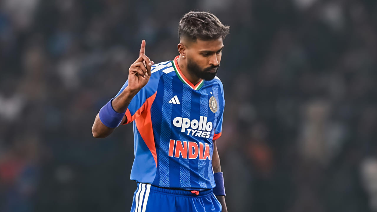 ದಕ್ಷಿಣ ಆಫ್ರಿಕಾ ವಿರುದ್ಧದ ಎರಡನೇ ಟಿ20 ಪಂದ್ಯದಲ್ಲಿ ಹಾರ್ದಿಕ್ ಪಾಂಡ್ಯ 1 ವಿಕೆಟ್ ಪಡೆದರೆ ಅಂತರರಾಷ್ಟ್ರೀಯ ಟಿ20 ಕ್ರಿಕೆಟ್ನಲ್ಲಿ 100ವಿಕೆಟ್ ಪೂರೈಸಲಿದ್ದಾರೆ. ಮೊದಲ ಟಿ20ಯಲ್ಲಿ 100 ಸಿಕ್ಸರ್ಗಳನ್ನು ಬಾರಿಸಿದ್ದ ಹಾರ್ದಿಕ್ ಇದೀಗ 100 ವಿಕೆಟ್ಗಳನ್ನು ಪಡೆದ ನಾಲ್ಕನೇ ಆಟಗಾರ ಎಂಬ ಹೆಗ್ಗಳಿಕೆಗೂ ಪಾತ್ರರಾಗಲಿದ್ದಾರೆ. ಈ ಮೂಲಕ ಈ ಸಾಧನೆ ಮಾಡಿದ ಮೊದಲ ವೇಗದ ಬೌಲಿಂಗ್ ಆಲ್ರೌಂಡರ್ ಎನಿಸಿಕೊಳ್ಳಲಿದ್ದಾರೆ.