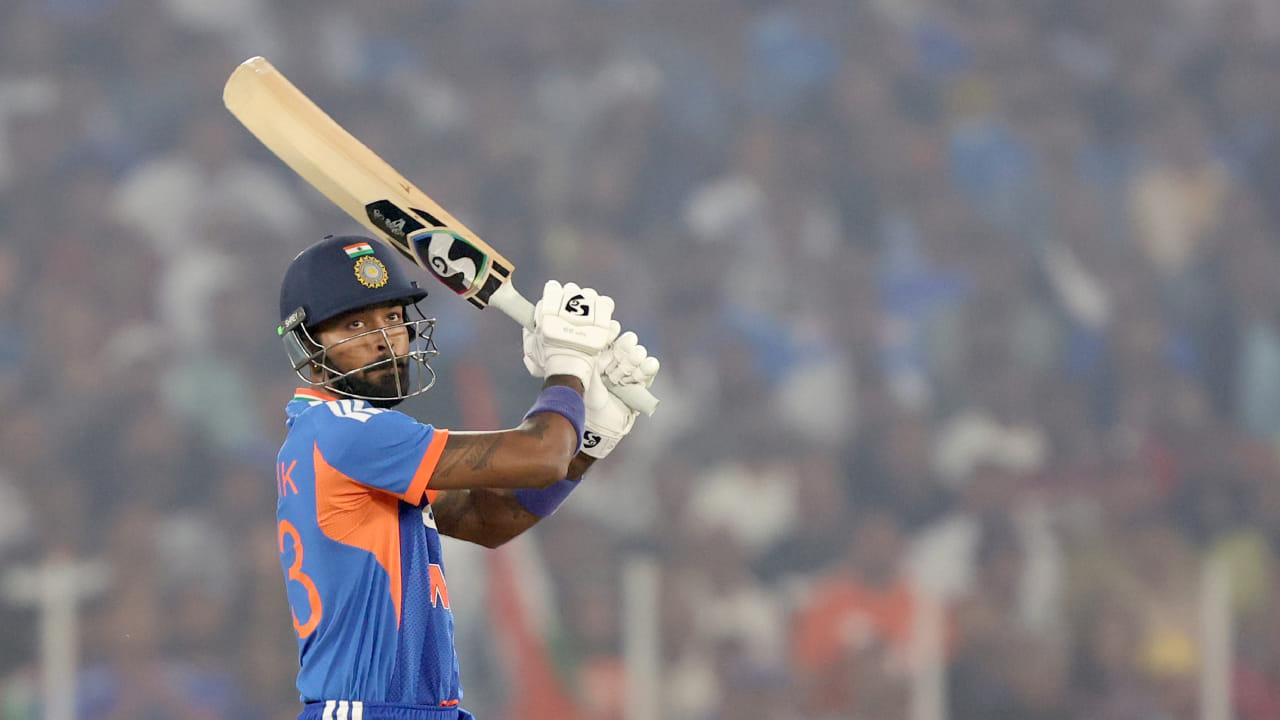 ಕೇವಲ 16 ಎಸೆತಗಳಲ್ಲಿ ಅರ್ಧಶತಕ ಪೂರೈಸಿದ ಹಾರ್ದಿಕ್ ಪಾಂಡ್ಯ ಅಂತರರಾಷ್ಟ್ರೀಯ ಟಿ20 ಕ್ರಿಕೆಟ್‌ನ ಅತಿ ವೇಗದ ಅರ್ಧಶತಕ ಬಾರಿಸಿದ ಎರಡನೇ ಭಾರತೀಯ ಬ್ಯಾಟ್ಸ್‌ಮನ್ ಎನಿಸಿಕೊಂಡರು. ಪಾಂಡ್ಯಗೂ ಮೊದಲು 2007 ರ ಟಿ20 ವಿಶ್ವಕಪ್‌ನಲ್ಲಿ ಯುವರಾಜ್ ಸಿಂಗ್ ಇಂಗ್ಲೆಂಡ್ ವಿರುದ್ಧ ಕೇವಲ 12 ಎಸೆತಗಳಲ್ಲಿ 50 ರನ್ ಬಾರಿಸಿದರು. ಇದು ಈವರೆಗಿನ ದಾಖಲೆಯಾಗಿದೆ.