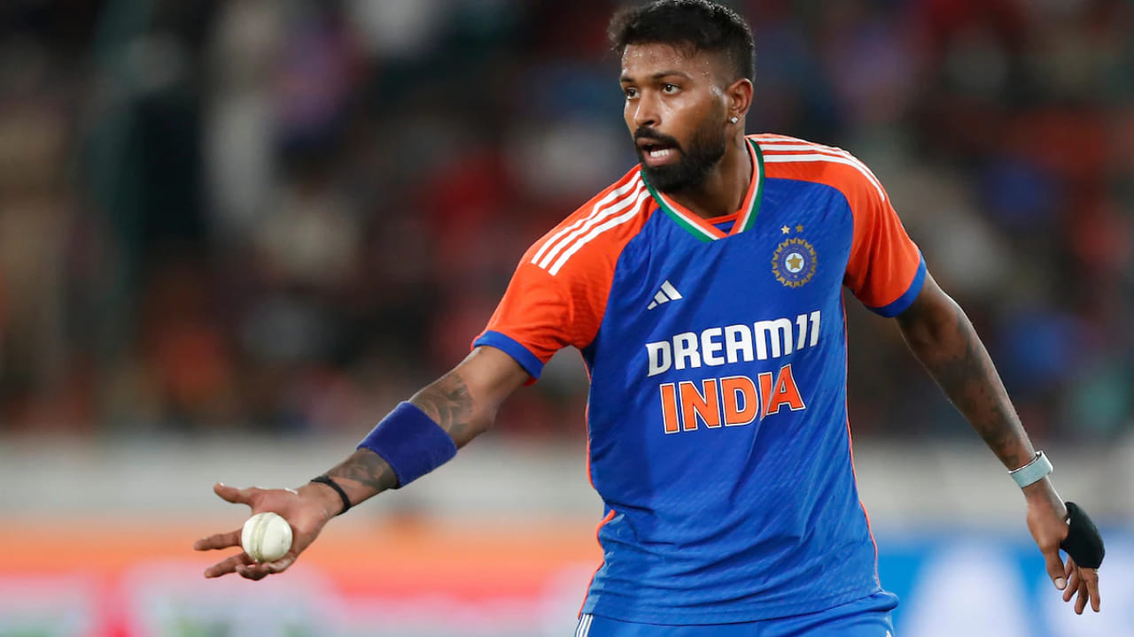 ವಾಸ್ತವವಾಗಿ ಹಾರ್ದಿಕ್ ಪಾಂಡ್ಯ ಅವರಿಗಿಂತ ಮೊದಲು ಈ ಸಾಧನೆ ಮಾಡಿದ ಮೂವರು ಆಟಗಾರರೆಂದರೆ ಜಿಂಬಾಬ್ವೆಯ ಸಿಕಂದರ್ ರಜಾ, ಅಫ್ಘಾನಿಸ್ತಾನದ ಮೊಹಮ್ಮದ್ ನಬಿ ಮತ್ತು ಮಲೇಷ್ಯಾದ ವೀರಂದೀಪ್ ಸಿಂಗ್. ಆದರೆ ಈ ಮೂವರೂ ಸ್ಪಿನ್ ಆಲ್ರೌಂಡರ್ಗಳಾಗಿದ್ದು, ಹಾರ್ದಿಕ್ ಪಾಂಡ್ಯ ವೇಗದ ಬೌಲಿಂಗ್ ಆಲ್ರೌಂಡರ್ ಆಗಿದ್ದಾರೆ.