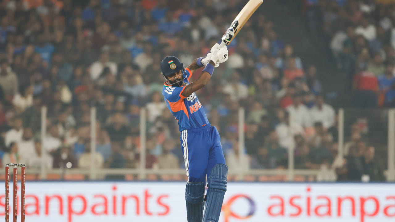 ಭಾರತದ ಪರ ಅತಿ ವೇಗದ ಅಂತರರಾಷ್ಟ್ರೀಯ ಅರ್ಧಶತಕ ಸಿಡಿಸಿದ ದಾಖಲೆಯ ಪಟ್ಟಿಯಲ್ಲಿ ಯುವರಾಜ್ ಸಿಂಗ್ ಅಗ್ರಸ್ಥಾನದಲ್ಲಿದ್ದರೆ, ಇದೀಗ ಹಾರ್ದಿಕ್ ಪಾಂಡ್ಯ ಎರಡನೇ ಸ್ಥಾನಕ್ಕೇರಿದ್ದಾರೆ. ಮೂರನೇ ಸ್ಥಾನದಲ್ಲಿರುವ ಆರಂಭಿಕ ಅಭಿಷೇಕ್ ಶರ್ಮಾ 17 ಎಸೆತಗಳಲ್ಲಿ ಅರ್ಧಶತಕ ಬಾರಿಸಿದ್ದರು. 18 ಎಸೆತಗಳಲ್ಲಿ ಅರ್ಧಶತಕ ಬಾರಿಸಿದ್ದ ಕೆಎಲ್ ರಾಹುಲ್ 4ನೇ ಸ್ಥಾನದಲ್ಲಿದ್ದರೆ, 18 ಎಸೆತಗಳಲ್ಲಿ ಈ ಸಾಧನೆ ಮಾಡಿದ್ದ ಸೂರ್ಯಕುಮಾರ್ ಯಾದವ್ 5ನೇ ಸ್ಥಾನದಲ್ಲಿದ್ದಾರೆ.