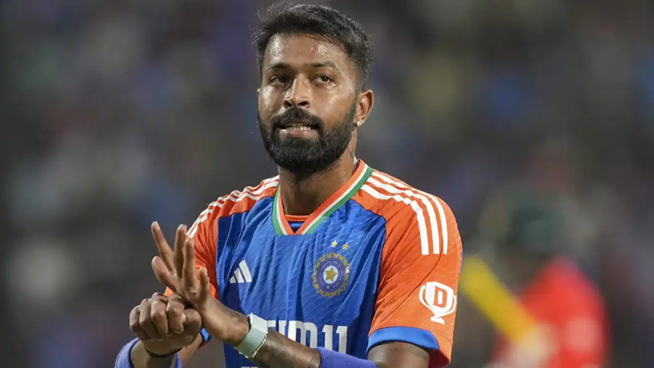 ದಕ್ಷಿಣ ಆಫ್ರಿಕಾ ವಿರುದ್ಧದ ಎರಡನೇ ಟಿ20ಯಲ್ಲಿ ಒಂದು ವಿಕೆಟ್ ಪಡೆಯುವ ಮೂಲಕ, ಹಾರ್ದಿಕ್ ಪಾಂಡ್ಯ ಪುರುಷರ ಟಿ20ಯಲ್ಲಿ 1,000 ರನ್ ಗಳಿಸಿದ ಮತ್ತು 100 ವಿಕೆಟ್ ಪಡೆದ ನಾಲ್ಕನೇ ಕ್ರಿಕೆಟಿಗನಾಗಲಿದ್ದಾರೆ. ಹಾರ್ದಿಕ್ಗಿಂತ ಮೊದಲು, ಬಾಂಗ್ಲಾದೇಶದ ಶಕೀಬ್ ಅಲ್ ಹಸನ್, ಅಫ್ಘಾನಿಸ್ತಾನದ ಮೊಹಮ್ಮದ್ ನಬಿ ಮತ್ತು ಜಿಂಬಾಬ್ವೆಯ ಸಿಕಂದರ್ ರಜಾ ಈ ಸಾಧನೆ ಮಾಡಿದ್ದಾರೆ. ಆದಾಗ್ಯೂ, ಮೂವರೂ ಸ್ಪಿನ್ ಆಲ್ರೌಂಡರ್ಗಳಾಗಿದ್ದಾರೆ.