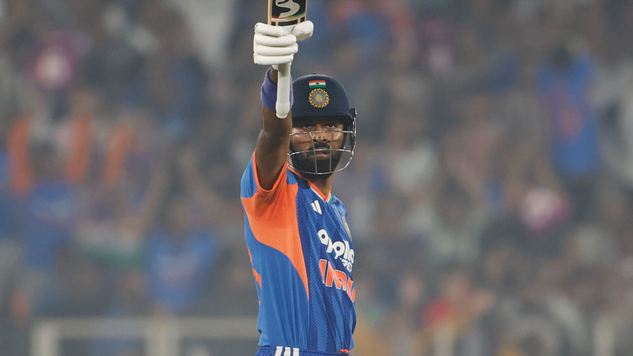 ಇನ್ನು ಈ ಇನ್ನಿಂಗ್ಸ್​ನಲ್ಲಿ ಬೌಂಡರಿ ಸಿಕ್ಸರ್‌ಗಳ ಮಳೆಗರೆದ ಹಾರ್ದಿಕ್ ಪಾಂಡ್ಯ, 25 ಎಸೆತಗಳಲ್ಲಿ 5 ಬೌಂಡರಿ ಹಾಗೂ 5 ಸಿಕ್ಸರ್‌ಗಳ ಸಹಿತ 63 ರನ್ ಬಾರಿಸಿ 20ನೇ ಓವರ್​ನಲ್ಲಿ ಸಿಕ್ಸರ್ ಹೊಡೆಯುವ ಯತ್ನದಲ್ಲಿ ಕ್ಯಾಚಿತ್ತು ಔಟಾದರು. ಹಾರ್ದಿಕ್ ಅರ್ಧಶತಕ ಬಾರಿಸುವುದರ ಜೊತೆಗೆ ತಿಲಕ್ ವರ್ಮಾ ಅವರೊಂದಿಗೆ 105 ರನ್​ಗಳ ಜೊತೆಯಾಟವನ್ನು ಕಟ್ಟಿದರು.