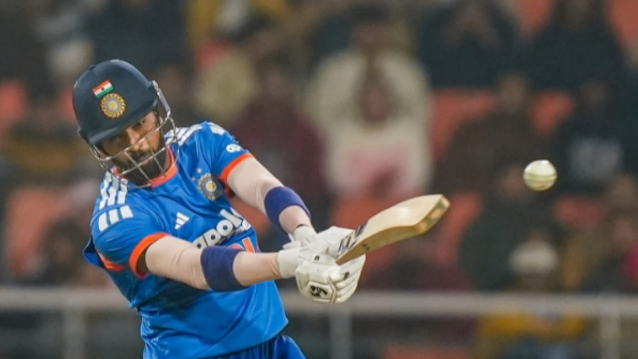 ನಾಯಕ ಸೂರ್ಯಕುಮಾರ್ ಯಾದವ್ ಔಟಾದ ಬಳಿಕ ಕ್ರೀಸ್​ಗೆ ಬಂದ ಹಾರ್ದಿಕ್, ಮೊದಲ ಎಸೆತದಿಂದಲೇ ಬೌಂಡರಿ ಸಿಕ್ಸರ್‌ಗಳ ಮಳೆ ಸುರಿಸಲು ಶುರು ಮಾಡಿದರು. ಇದರ ಪರಿಣಾಮವಾಗಿ ಪಾಂಡ್ಯ, ಕೇವಲ 16 ಎಸೆತಗಳಲ್ಲಿ 50 ರನ್​ಗಳ ಗಡಿ ದಾಟಿದರು. ಇನ್ನೊಂದು ವಿಶೇಷವೆಂದರೆ, ಬೌಂಡರಿಯೊಂದಿಗೆ ತಮ್ಮ ಇನ್ನಿಂಗ್ಸ್ ಆರಂಭಿಸಿದ ಪಾಂಡ್ಯ, ಸಿಕ್ಸರ್ ಸಿಡಿಸುವ ಮೂಲಕ ತಮ್ಮ ಅರ್ಧಶತಕ ಪೂರೈಸಿದರು.