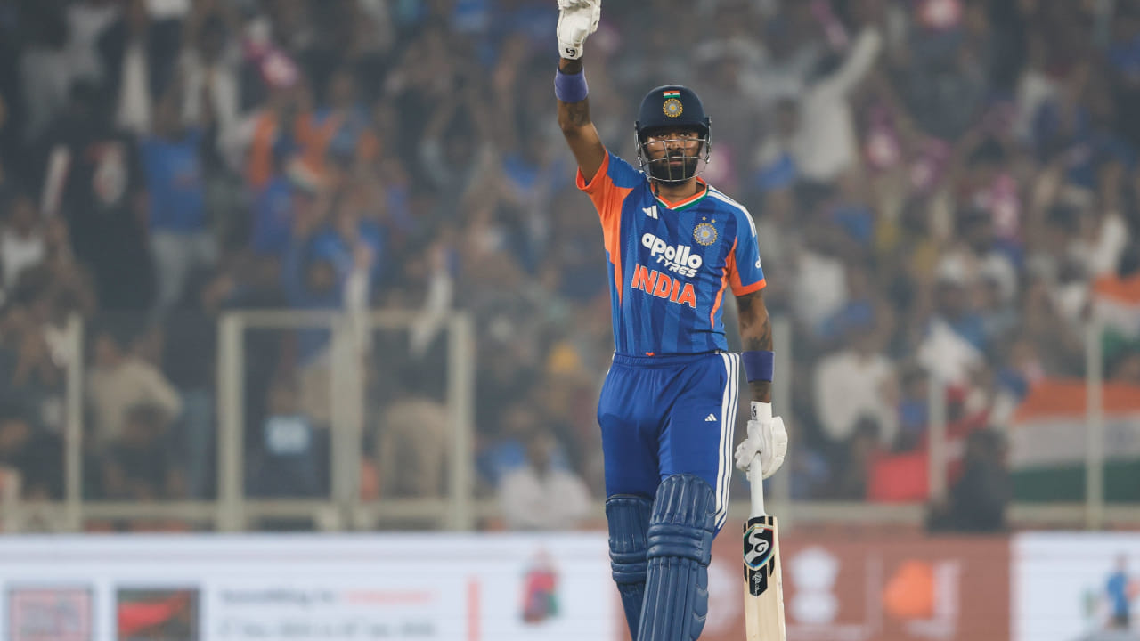 ದಕ್ಷಿಣ ಆಫ್ರಿಕಾ ವಿರುದ್ಧದ ಐದನೇ ಟಿ20 ಪಂದ್ಯದಲ್ಲಿ ಭಾರತದ ಸ್ಟಾರ್ ಆಲ್‌ರೌಂಡರ್ ಹಾರ್ದಿಕ್ ಪಾಂಡ್ಯ ಸ್ಫೋಟಕ ಅರ್ಧಶತಕ ಸಿಡಿಸಿ ಮಿಂಚಿದ್ದಾರೆ. ಅಹಮದಾಬಾದ್‌ನ ನರೇಂದ್ರ ಮೋದಿ ಕ್ರೀಡಾಂಗಣದಲ್ಲಿ ನಡೆದ ಈ ಪಂದ್ಯದಲ್ಲಿ ಮೊದಲು ಬ್ಯಾಟಿಂಗ್ ಮಾಡಿದ ಟೀಂ ಇಂಡಿಯಾ ಪರ 5ನೇ ಕ್ರಮಾಂಕದಲ್ಲಿ ಬ್ಯಾಟ್ ಬೀಸಿದ ಪಾಂಡ್ಯ ದಾಖಲೆಯ ಇನ್ನಿಂಗ್ಸ್ ಆಡಿದರು.