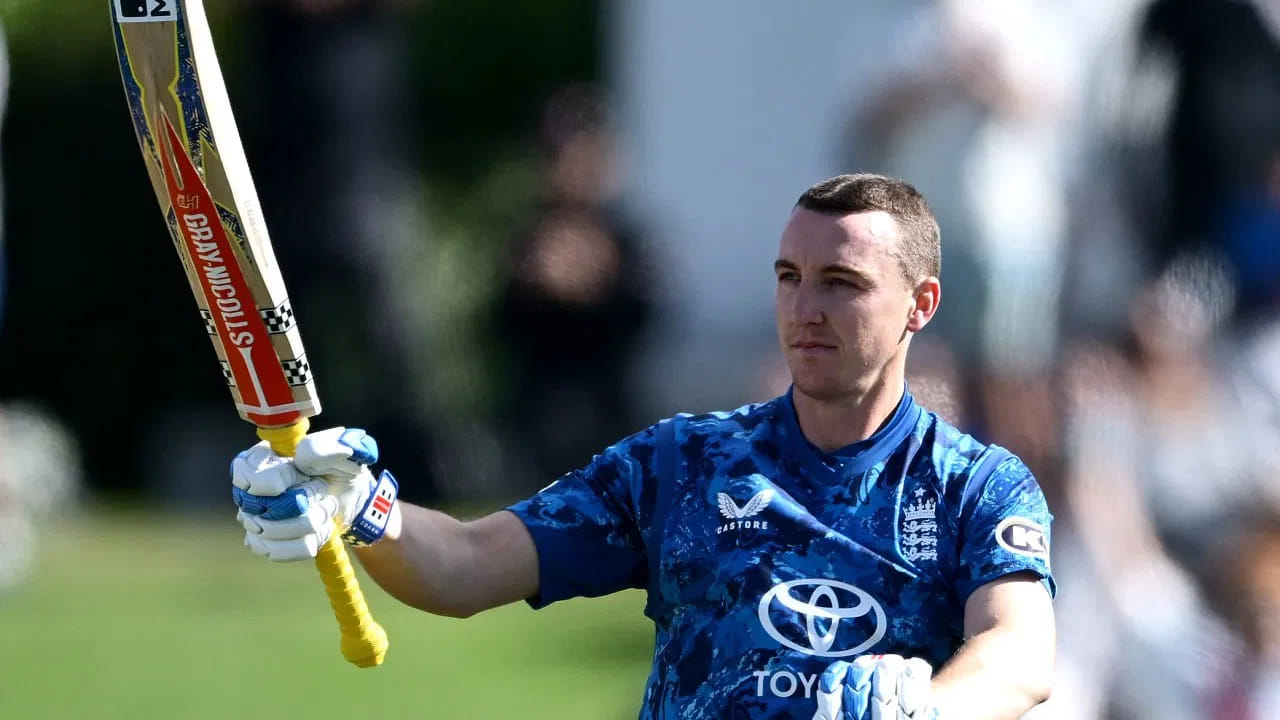 ಕುತೂಹಲಕಾರಿ ವಿಷಯ ಎಂದರೆ ಈ ಬಾರಿಯ ಐಪಿಎಲ್ನಲ್ಲಿ ಹ್ಯಾರಿ ಬ್ರೂಕ್ ಕಾಣಿಸಿಕೊಳ್ಳುವುದಿಲ್ಲ ಎಂಬುದು. ಐಪಿಎಲ್ 2025 ರಲ್ಲಿ ಡೆಲ್ಲಿ ಕ್ಯಾಪಿಟಲ್ಸ್ ತಂಡಕ್ಕೆ ಆಯ್ಕೆಯಾಗಿದ್ದ ಬ್ರೂಕ್ ವಿನಾಕಾರಣ ಇಂಡಿಯನ್ ಪ್ರೀಮಿಯರ್ ಲೀಗ್ನಿಂದ ಹೊರಗುಳಿದಿದ್ದರು. ಐಪಿಎಲ್ನ ಹೊಸ ನಿಯಮದ ಪ್ರಕಾರ, ಹರಾಜಿನಲ್ಲಿ ಆಯ್ಕೆಯಾದ ಬಳಿಕ ಟೂರ್ನಿಯಿಂದ ಹೊರಗುಳಿಯುವಂತಿಲ್ಲ. ಹೀಗೆ ಹೊರಗುಳಿದರೆ ಅವರ ಮೇಲೆ 2 ವರ್ಷಗಳ ನಿಷೇಧ ಹೇರಲಾಗುತ್ತದೆ. ಅದರಂತೆ ಇದೀಗ ಹ್ಯಾರಿ ಬ್ರೂಕ್ ಮೇಲೆ 2 ವರ್ಷಗಳ ನಿಷೇಧ ಹೇರಲಾಗಿದೆ.