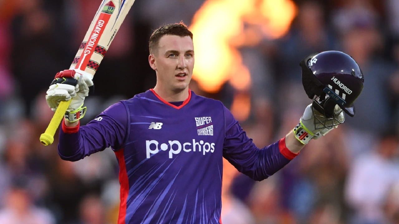 ಇದೀಗ ಸನ್ರೈಸರ್ಸ್ ಲೀಡ್ಸ್ ತಂಡವು ಇಂಗ್ಲೆಂಡ್ನ ಸ್ಟಾರ್ ಆಟಗಾರ ಹ್ಯಾರಿ ಬ್ರೂಕ್ ಅವರನ್ನು ರಿಟೈನ್ ಮಾಡಿಕೊಂಡಿದೆ. ಅಂದರೆ ಮುಂಬರುವ ಟೂರ್ನಿಗೂ ಮುನ್ನ ಬ್ರೂಕ್ ಅವರನ್ನು ತಂಡದಲ್ಲೇ ಉಳಿಸಿಕೊಳ್ಳಲು ನಿರ್ಧರಿಸಿದೆ. ಅದು ಕೂಡ ಬರೋಬ್ಬರಿ 5.65 ಕೋಟಿ ರೂ.ಗೆ ಎಂಬುದು ವಿಶೇಷ.