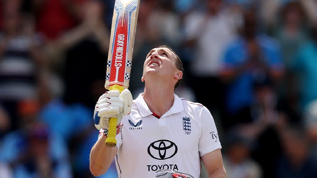 ಅಂದರೆ 148 ವರ್ಷಗಳ ಟೆಸ್ಟ್ ಇತಿಹಾಸದಲ್ಲೇ ಅತೀ ಕಡಿಮೆ ಎಸೆತಗಳಲ್ಲಿ 3000 ರನ್ ಕಲೆಹಾಕಿದ ವಿಶ್ವ ದಾಖಲೆ ಇಂಗ್ಲೆಂಡ್ ಬ್ಯಾಟರ್ ಹ್ಯಾರಿ ಬ್ರೂಕ್ ಪಾಲಾಗಿದೆ. ಇದಕ್ಕೂ ಮುನ್ನ ಈ ಸಿಡಿಲಬ್ಬರದ ದಾಖಲೆ ಆಸ್ಟ್ರೇಲಿಯಾ ತಂಡದ ಮಾಜಿ ವಿಕೆಟ್ ಕೀಪರ್ ಆ್ಯಡಂ ಗಿಲ್​ಕ್ರಿಸ್ಟ್ ಅವರ ಹೆಸರಿನಲ್ಲಿತ್ತು.