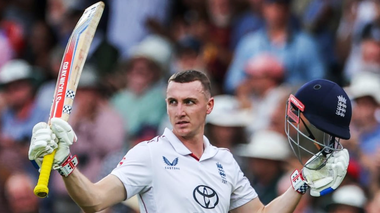 ಮೆಲ್ಬೋರ್ನ್​ನಲ್ಲಿ ನಡೆಯುತ್ತಿರುವ ಆಸ್ಟ್ರೇಲಿಯಾ ವಿರುದ್ಧದ 4ನೇ ಟೆಸ್ಟ್ ಪಂದ್ಯದ ಮೂಲಕ ಇಂಗ್ಲೆಂಡ್ ತಂಡದ ಸ್ಫೋಟಕ ಬ್ಯಾಟ್ಸ್​ಮನ್ ಹ್ಯಾರಿ ಬ್ರೂಕ್ (Harry Brook) ಹೊಸ ವಿಶ್ವ ದಾಖಲೆ ಬರೆದಿದ್ದಾರೆ. ಅದು ಕೂಡ ಆಸೀಸ್ ದಾಂಡಿಗ ಆ್ಯಡಂ ಗಿಲ್​ಕ್ರಿಸ್ಟ್ ಅವರ ವರ್ಲ್ಡ್​ ರೆಕಾರ್ಡ್ ಮುರಿಯುವ ಮೂಲಕ ಎಂಬುದು ವಿಶೇಷ.