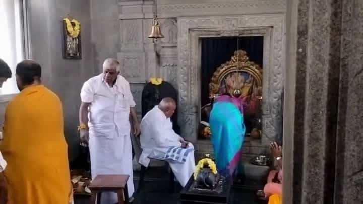 ಹುಟ್ಟೂರಿನಲ್ಲಿ ಮನೆ ದೇವರಿಗೆ ಪೂಜೆ ಸಲ್ಲಿಸಿದ ಹೆಚ್.ಡಿ. ದೇವೇಗೌಡ ಹುಟ್ಟೂರಿನಲ್ಲಿ ಮನೆ ದೇವರಿಗೆ ಪೂಜೆ ಸಲ್ಲಿಸಿದ ಹೆಚ್.ಡಿ. ದೇವೇಗೌಡ