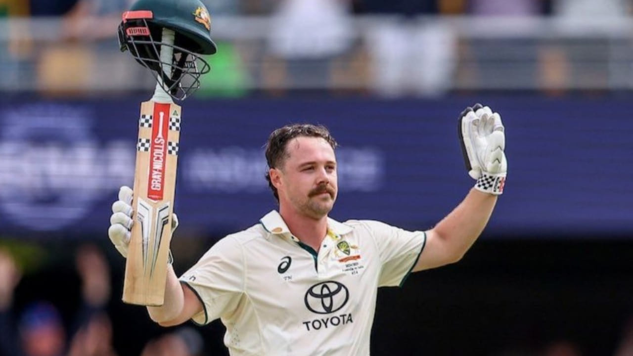 ಆಸ್ಟ್ರೇಲಿಯಾ ಹಾಗೂ ಇಂಗ್ಲೆಂಡ್‌ ನಡುವೆ ನಡೆಯುತ್ತಿರುವ ಆಶಸ್ ಸರಣಿಯ ಮೂರನೇ ಪಂದ್ಯದಲ್ಲಿ ಆಸ್ಟ್ರೇಲಿಯಾದ ಆರಂಭಿಕ ಆಟಗಾರ ಟ್ರಾವಿಸ್ ಹೆಡ್ ಭರ್ಜರಿ ಶತಕ ಸಿಡಿಸಿ ಮಿಂಚಿದ್ದಾರೆ. ತನ್ನ ತವರು ನೆಲವಾದ ಅಡಿಲೇಡ್‌ನಲ್ಲಿ ಎರಡನೇ ಇನ್ನಿಂಗ್ಸ್​ನಲ್ಲಿ ಹೆಡ್ ಶತಕದ ಇನ್ನಿಂಗ್ಸ್ ಆಡಿದ್ದಾರೆ. ಈ ಮೂಲಕ ಹೆಡ್, ಡಾನ್ ಬ್ರಾಡ್ಮನ್, ಮೈಕೆಲ್ ಕ್ಲಾರ್ಕ್ ಮತ್ತು ಸ್ಟೀವ್ ಸ್ಮಿತ್ ಅವರ ದಾಖಲೆಯನ್ನು ಸರಿಗಟ್ಟಿದ್ದಾರೆ.