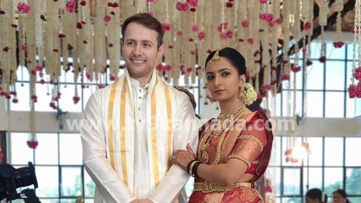 ಇಂಗ್ಲೆಂಡ್ ವರನ ಕೈ ಹಿಡಿದ ಬೇಲೂರಿನ ವಧು! ಹಿಂದೂ ಸಂಪ್ರದಾಯದಂತೆ ನಡೆಯಿತು ಅದ್ದೂರಿ ಮದುವೆ ಇಂಗ್ಲೆಂಡ್ ವರನ ಕೈ ಹಿಡಿದ ಬೇಲೂರಿನ ವಧು! ಹಿಂದೂ ಸಂಪ್ರದಾಯದಂತೆ ನಡೆಯಿತು ಅದ್ದೂರಿ ಮದುವೆ