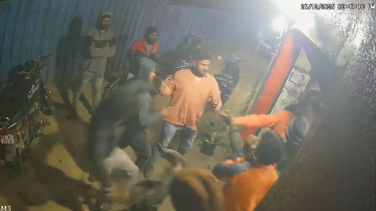 Video: ಬಾರ್​​​ನಲ್ಲಿ ಸಿಗರೇಟ್ ವಿಚಾರಕ್ಕೆ ಜಗಳ: ಚಾಕುವಿನಿಂದ ಇರಿದು ಯುವಕನಿಗೆ ಹಲ್ಲೆ