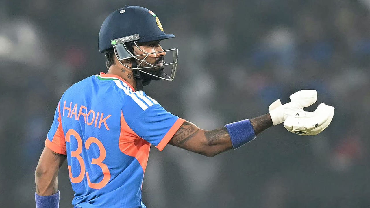 ಅದರಂತೆ ಮೊದಲು ಬ್ಯಾಟ್ ಮಾಡಿದ ಟೀಮ್ ಇಂಡಿಯಾ 20 ಓವರ್ಗಳಲ್ಲಿ 6 ವಿಕೆಟ್ ಕಳೆದುಕೊಂಡು 175 ರನ್ ಕಲೆಹಾಕಿತು. ಈ ಗುರಿ ಬೆನ್ನತ್ತಿದ ಸೌತ್ ಆಫ್ರಿಕಾ ತಂಡವನ್ನು ಕೇವಲ 74 ರನ್ ಗಳಿಗೆ ಆಲೌಟ್ ಮಾಡುವಲ್ಲಿ ಭಾರತೀಯ ಬೌಲರ್ಗಳು ಯಶಸ್ವಿಯಾಗಿದ್ದಾರೆ.