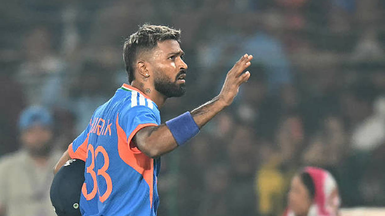 ಭಾರತ ಮತ್ತು ಸೌತ್ ಆಫ್ರಿಕಾ ನಡುವಣ ಮೂರನೇ ಟಿ೨೦ ಪಂದ್ಯದಲ್ಲಿ ಟೀಮ್ ಇಂಡಿಯಾ ಗೆಲುವು ದಾಖಲಿಸಿದೆ. ಈ ಗೆಲುವಿನ ನಡುವೆಯೇ ಟೀಮ್ ಇಂಡಿಯಾ ಆಲ್ ರೌಂಡರ್ ಹಾರ್ದಿಕ್ ಪಾಂಡ್ಯ (Hardik Pandya) ವಿಶೇಷ ದಾಖಲೆಯನ್ನು ಸಹ ಬರೆದಿದ್ದಾರೆ.