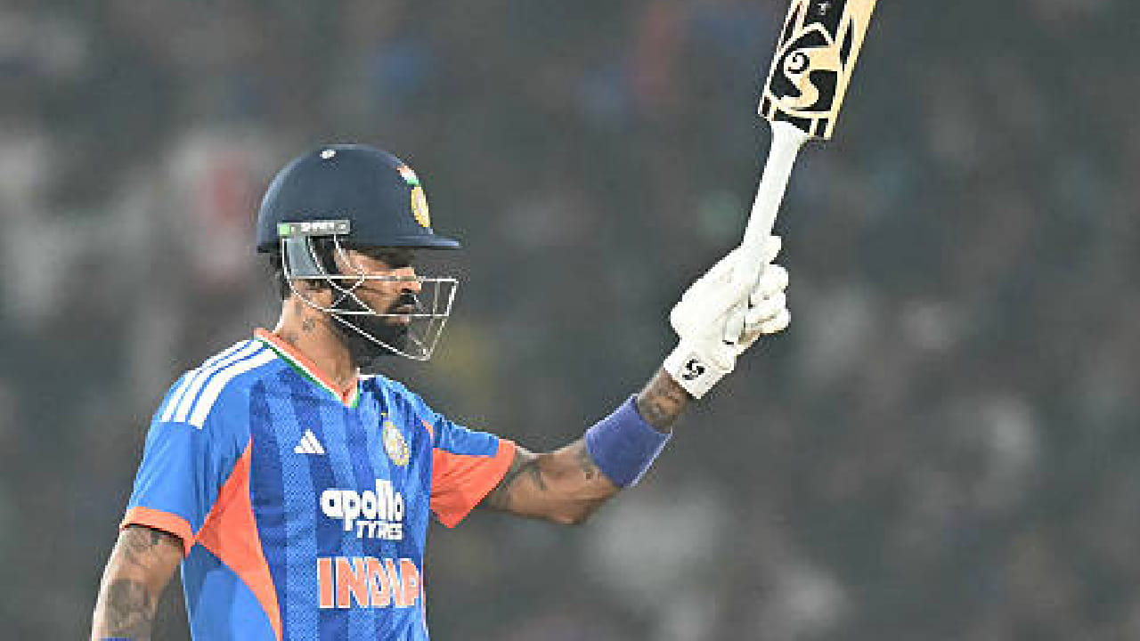 ಈ ಮೂಲಕ ಟಿ೨೦ ಇತಿಹಾಸದಲ್ಲೇ ಭಾರತದ ಪರ 100 ವಿಕೆಟ್ ಹಾಗೂ 1000 ರನ್ ಕಲೆಹಾಕಿದ ಮೊದಲ ಆಟಗಾರರ ಎಂಬ ದಾಖಲೆಯನ್ನು ಹಾರ್ದಿಕ್ ಪಾಂಡ್ಯ ತಮ್ಮದಾಗಿಸಿಕೊಂಡಿದ್ದಾರೆ. ಅಷ್ಟೇ ಅಲ್ಲದೇ ಈ ಸಾಧನೆ ಮಾಡಿದ ವಿಶ್ವದ 5ನೇ ಆಟಗಾರ ಎನಿಸಿಕೊಂಡಿದ್ದಾರೆ.