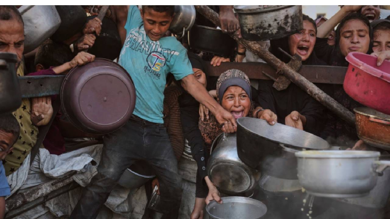 ಗಾಜಾದಲ್ಲಿ ನಿರಂತರ ದಾಳಿಗಳು ಮತ್ತು ಸಹಾಯ ಸ್ಥಗಿತಗೊಂಡಿದ್ದರಿಂದ 2025 ರಲ್ಲಿ ತೀವ್ರ ಹಸಿವು ಮತ್ತು ಸಂಕಷ್ಟ ಉಂಟಾಯಿತು. 2023 ರಲ್ಲಿ ಪ್ರಾರಂಭವಾದ ಇಸ್ರೇಲ್-ಹಮಾಸ್ ಯುದ್ಧವು ಈ ವರ್ಷ ಗಾಜಾದ ಜನರಿಗೆ ವಿನಾಶವನ್ನು ತಂದಿತು.
