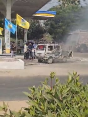 ರಸ್ತೆ ಮಧ್ಯೆ ಹೊತ್ತಿ ಉರಿದ ಓಮಿನಿ