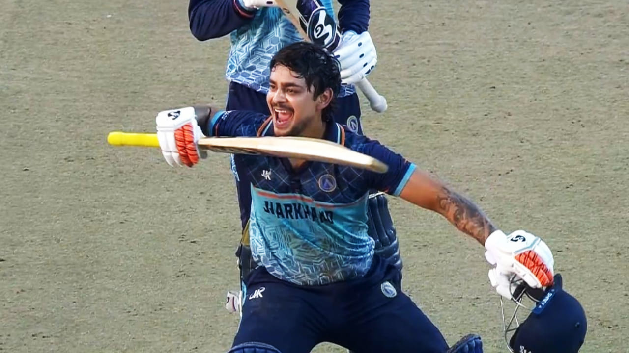 6ನೇ ಕ್ರಮಾಂಕದಲ್ಲಿ ಕಣಕ್ಕಿಳಿದ ಇಶಾನ್ ಕಿಶನ್ ಎದುರಿಸಿದ ಮೊದಲ ಎಸೆತದಿಂದಲೇ ಆಕ್ರಮಣಕಾರಿ ಬ್ಯಾಟಿಂಗ್​ಗೆ ಒತ್ತು ನೀಡಿದರು. ಈ ಮೂಲಕ ಕರ್ನಾಟಕ ಬೌಲರ್​ಗಳ ಬೆಂಡೆತ್ತಿದ ಯುವ ಎಡಗೈ ದಾಂಡಿಗ ಕೇವಲ 33 ಎಸೆತಗಳಲ್ಲಿ ಶತಕ ಪೂರೈಸಿದರು. ಇದು ವಿಜಯ ಹಝಾರೆ ಟೂರ್ನಿಯಲ್ಲಿ ಮೂಡಿಬಂದ 2ನೇ ವೇಗದ ಸೆಂಚುರಿ ಎಂಬುದು ವಿಶೇಷ.