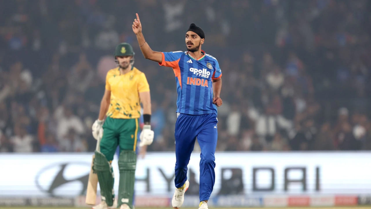 ಧರ್ಮಶಾಲಾದ ಹಿಮಾಚಲ ಪ್ರದೇಶ ಕ್ರಿಕೆಟ್ ಅಸೋಸಿಯೇಷನ್ ಕ್ರೀಡಾಂಗಣದಲ್ಲಿ ನಡೆಯುತ್ತಿರುವ ಭಾರತ ಮತ್ತು ದಕ್ಷಿಣ ಆಫ್ರಿಕಾ ನಡುವಿನ ಐದು ಪಂದ್ಯಗಳ ಟಿ20 ಸರಣಿಯ ಮೂರನೇ ಪಂದ್ಯದಲ್ಲಿ ಟಾಸ್ ಸೋತು ಮೊದಲು ಬ್ಯಾಟಿಂಗ್ ಮಾಡುತ್ತಿರುವ ದಕ್ಷಿಣ ಆಫ್ರಿಕಾ ತಂಡ ಪವರ್ಪ್ಲೇನಲ್ಲಿಯೇ ಪ್ರಮುಖ 3 ವಿಕೆಟ್ಗಳನ್ನು ಕಳೆದುಕೊಂಡು ಕೇವಲ 25 ರನ್ಗಳನ್ನು ಕಲೆಹಾಕಿದೆ.