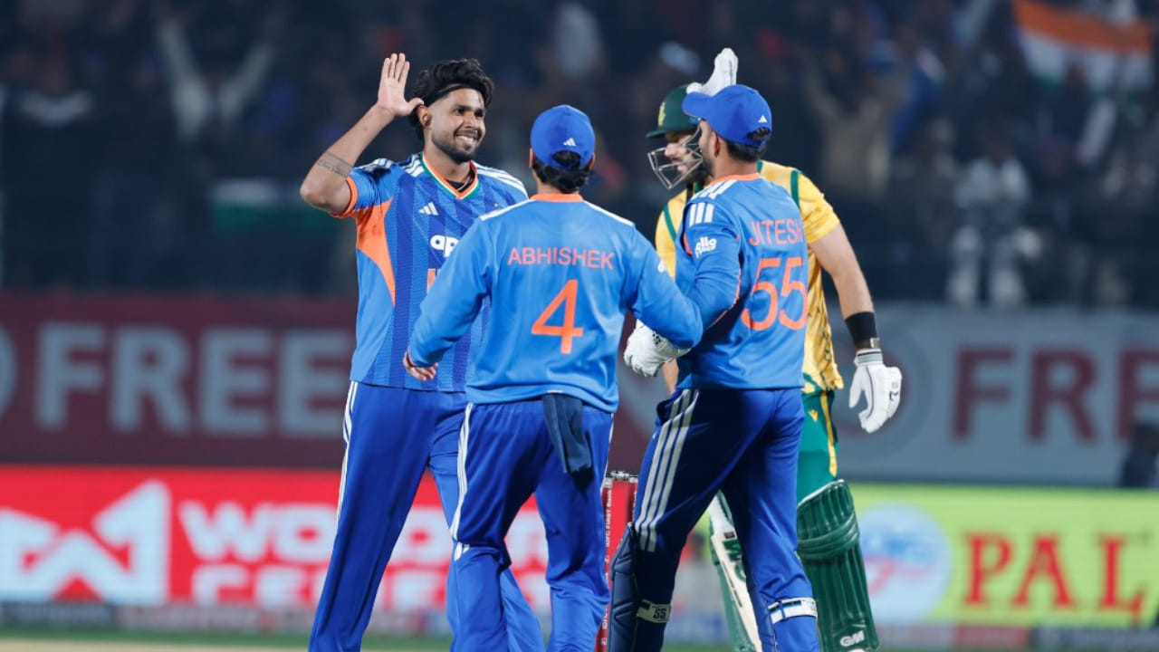 ಆ ನಂತರ ದಾಳಿಗಿಳಿದ ಹರ್ಷಿತ್ ರಾಣಾ ಇನ್ನಿಂಗ್ಸ್ನ ಎರಡನೇ ಓವರ್ನಲ್ಲೇ ಆಫ್ರಿಕಾ ತಂಡಕ್ಕೆ ಸತತ ಎರಡನೇ ಶಾಕ್ ನೀಡಿದರು. ಕಳೆದ ಪಂದ್ಯದಲ್ಲಿ 90 ರನ್ಗಳ ಸ್ಫೋಟಕ ಇನ್ನಿಂಗ್ಸ್ ಆಡುವ ಮೂಲಕ ತಂಡದ ಗೆಲುವಿನಲ್ಲಿ ಪ್ರಮುಖ ಪಾತ್ರವಹಿಸಿದ ಮತ್ತೊಬ್ಬ ಆರಂಭಿಕ ಕ್ವಿಂಟನ್ ಡಿ ಕಾಕ್ ಅವರನ್ನು ಹರ್ಷಿತ್ ಔಟ್ ಮಾಡಿದರು. ಹಿಂದಿನ ಪಂದ್ಯದಲ್ಲಿ 90 ರನ್ ಗಳಿಸಿದ್ದ ಡಿ ಕಾಕ್, ಈ ಪಂದ್ಯದಲ್ಲಿ ಕೇವಲ ಒಂದು ರನ್ ಗಳಿಸಿ ಔಟಾದರು.