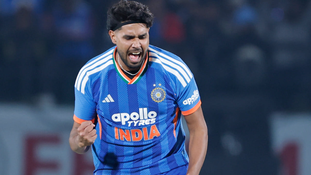 ಈ ಎರಡು ವಿಕೆಟ್ ಪತನದ ಬಳಿಕ ಬಂದ ಸ್ಫೋಟಕ ದಾಂಡಿಗ ಡೆವಾಲ್ಡ್ ಬ್ರೆವಿಸ್ ಕೂಡ ಈ ಬಂದಷ್ಟೇ ವೇಗವಾಗಿ ಪೆವಿಲಿಯನ್ ಸೇರಿಕೊಂಡರು. ಬ್ರೆವಿಸ್ ಇನ್ನಿಂಗ್ಸ್ಗೆ ಅಂತ್ಯ ಹಾಡುವ ಕೆಲಸವನ್ನು ಅಚ್ಚುಕಟ್ಟಾಗಿ ಮಾಡಿದ ವೇಗದ ಬೌಲರ್ ಹರ್ಷಿತ್ ರಾಣಾ, ರನ್ ಗಳಿಸಿದ್ದ ಡೆವಾಲ್ಡ್ ಬ್ರೆವಿಸ್ ಅವರನ್ನು ಬೌಲ್ಡ್ ಮಾಡಿದರು. ಹೀಗಾಗಿ ದಕ್ಷಿಣ ಆಫ್ರಿಕಾ ಕೇವಲ ಏಳು ರನ್ ಗಳಿಗೆ ಮೂರು ವಿಕೆಟ್ ಕಳೆದುಕೊಂಡಿತು.