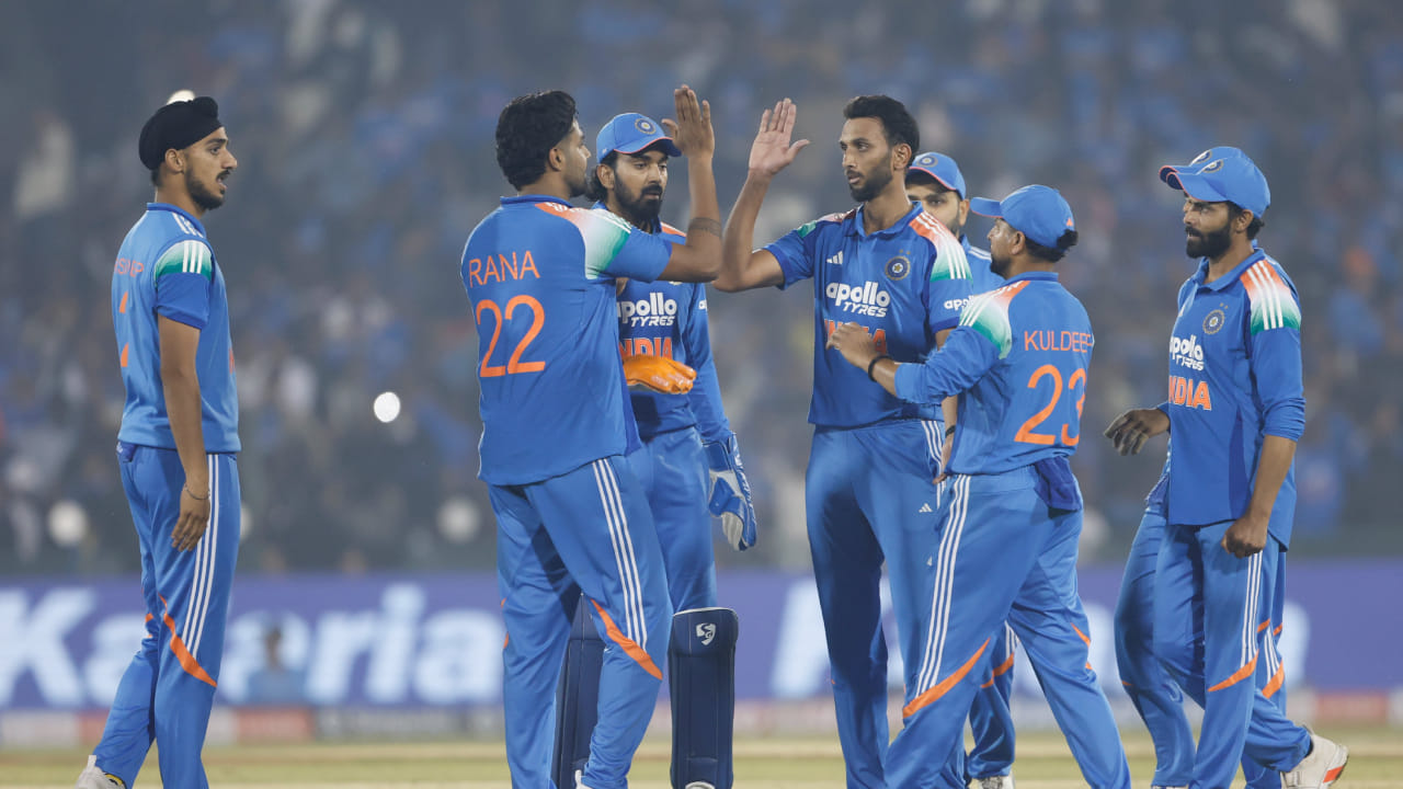 ಟೀಂ ಇಂಡಿಯಾ: ಕೆಎಲ್ ರಾಹುಲ್ (ನಾಯಕ/ವಿಕೆಟ್ ಕೀಪರ್), ರಿಷಭ್ ಪಂತ್ (ಉಪನಾಯಕ/ವಿಕೆಟ್ ಕೀಪರ್), ರೋಹಿತ್ ಶರ್ಮಾ, ಯಶಸ್ವಿ ಜೈಸ್ವಾಲ್, ವಿರಾಟ್ ಕೊಹ್ಲಿ, ತಿಲಕ್ ವರ್ಮಾ, ವಾಷಿಂಗ್ಟನ್ ಸುಂದರ್, ರವೀಂದ್ರ ಜಡೇಜಾ, ಕುಲ್ದೀಪ್ ಯಾದವ್, ನಿತೀಶ್ ಕುಮಾರ್ ರೆಡ್ಡಿ, ಹರ್ಷಿತ್ ರಾಣಾ, ರುತುರಾಜ್ ಗಾಯಕ್ವಾಡ್, ಪ್ರಸಿದ್ಧ್ ಕೃಷ್ಣ, ಧ್ರುವ ಜುರೆಲ್ ಮತ್ತು ಅರ್ಶ್ದೀಪ್ ಸಿಂಗ್.